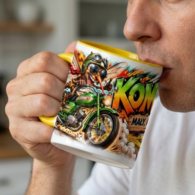 Kubek biało-żółty z nadrukiem Komar Mały, ale gryzie PRL 330 ml